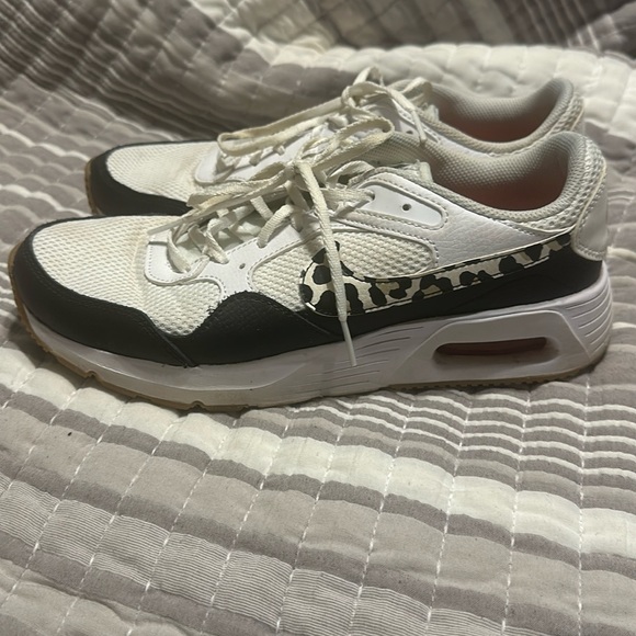 Women’s Nike Shoes - Picture 1 of 4